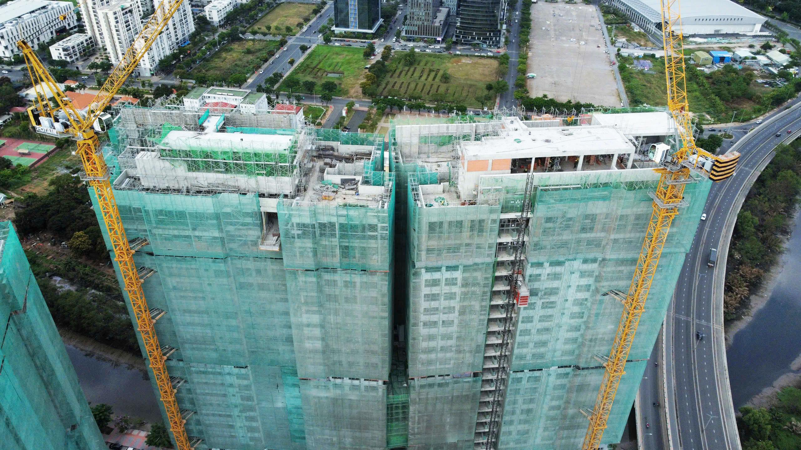 8. Tháp 10 và 11 từ trên cao.
